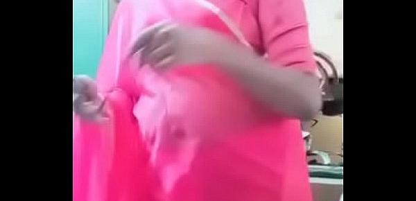 Swathi naidu in pink saree getting ready